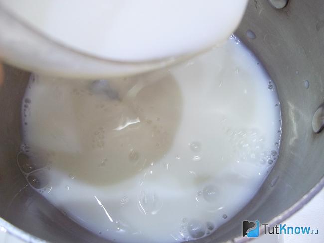 Молоко перелито в кастрюлю для варки