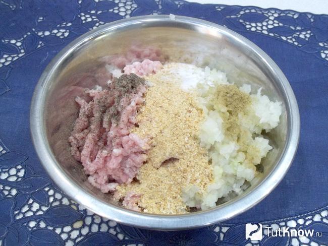 К мясу с луком добавлены пряности и специи