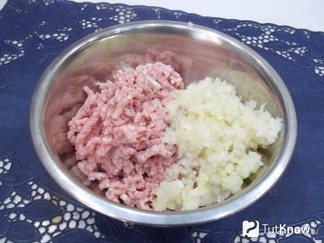 Мясо и лук перекручены на мясорубке