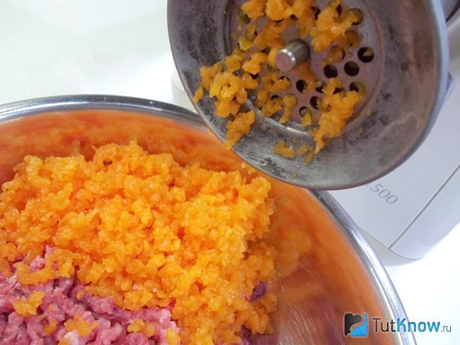 Тыква очищена от кожуры и перекручена через мясорубку