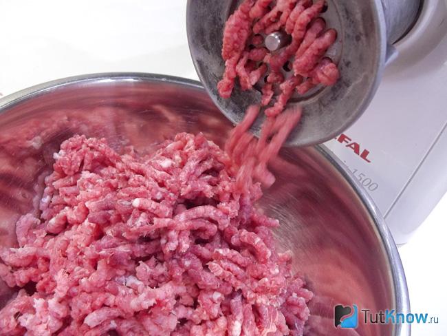 Мясо вымыто и перекручено через мясорубку