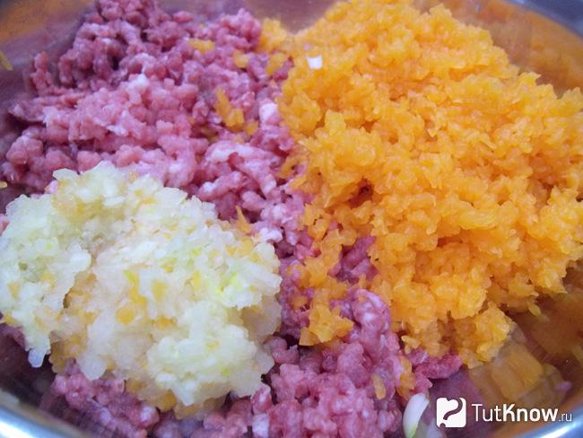 Репчатый лук очищен от шелухи и перекручен через мясорубку
