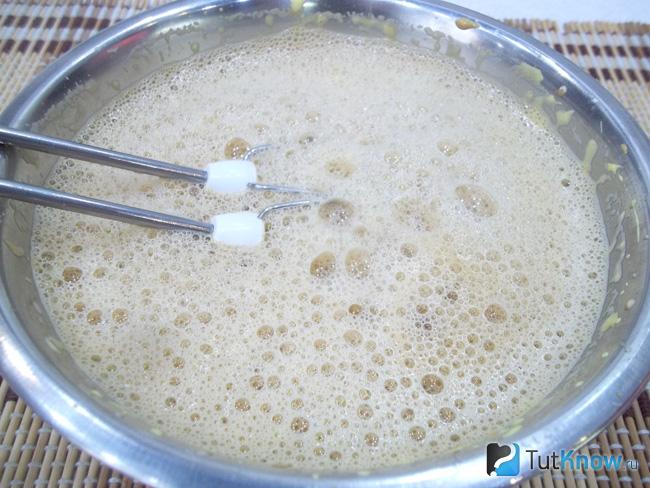 К продуктам добавлено молоко и все перемешано миксером
