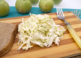 Салат из капусты с яблоком и йогуртом