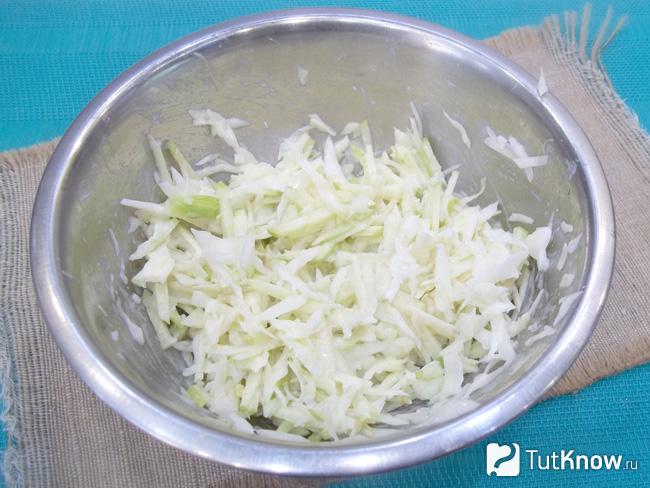 Салат из капусты с яблоком и йогуртом перемешан и готов к употреблению