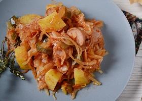 Солянка из квашеной капусты с сосисками и картошкой