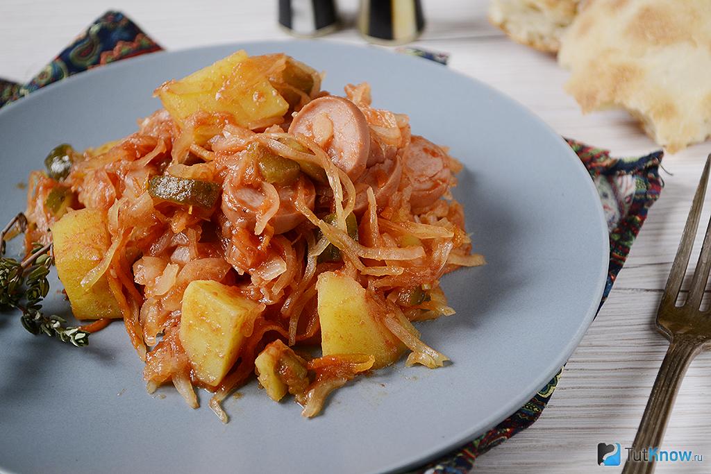 Солянка из квашеной капусты с сосисками и картошкой: пошаговый рецепт