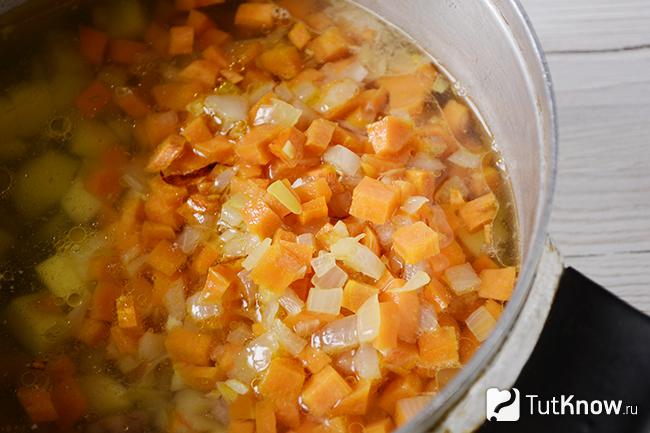 Лук и морковь добавлены в кастрюлю с фасолью и картофелем