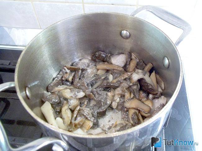 Белые грибы жарятся в кастрюле