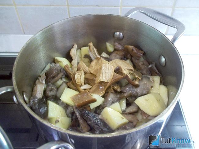 К продуктам в кастрюлю добавлены вымоченные сушеные грибы