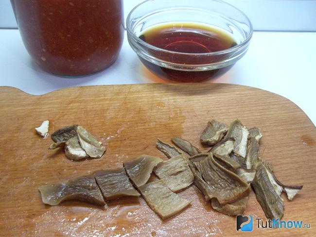 Вымоченные сушеные белые грибы нарезаны средними кусочками