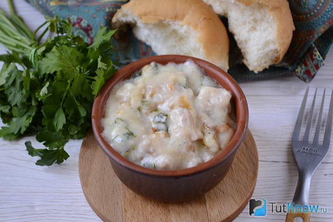 Курица, тушенная в сметане на сковороде, подана к столу