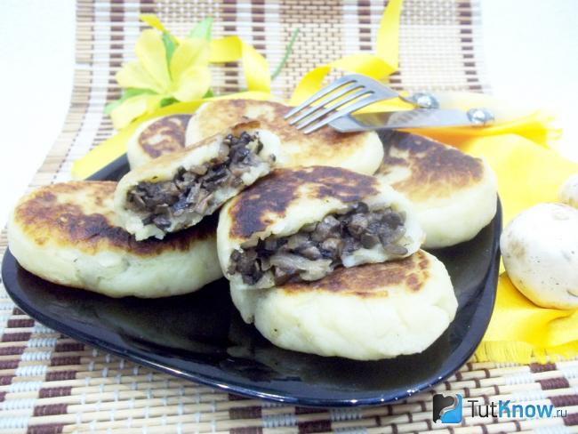 Готовые картофельные зразы с грибами