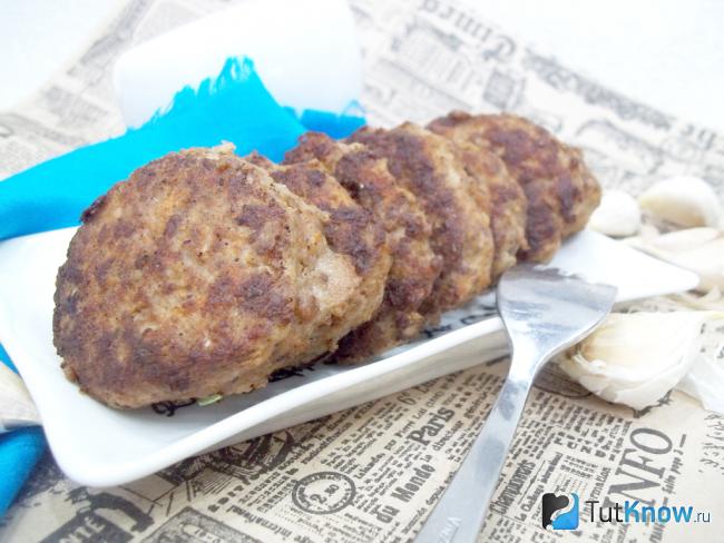 Сборные оладьи из мяса, овощей и рыбной икры
