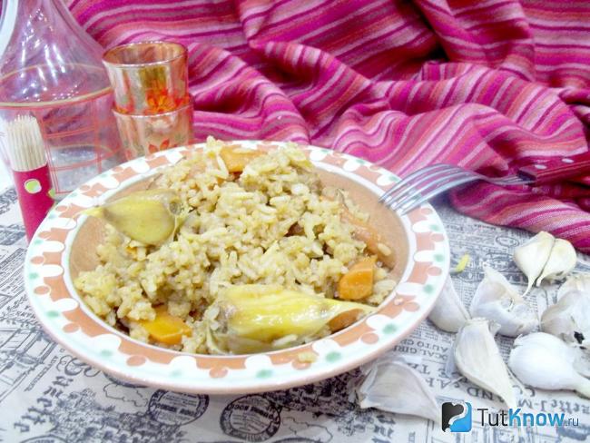 Готовый рассыпчатый плов с мясом на плите
