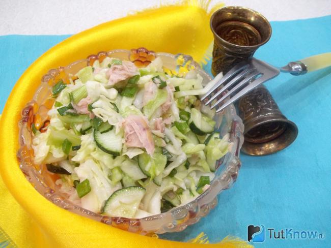 Готовый овощной салат с рыбными консервами