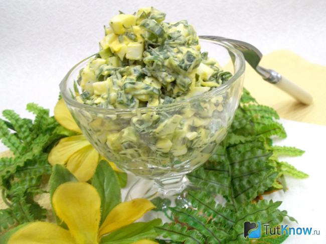 Готовый яичный салат с луком и майонезом