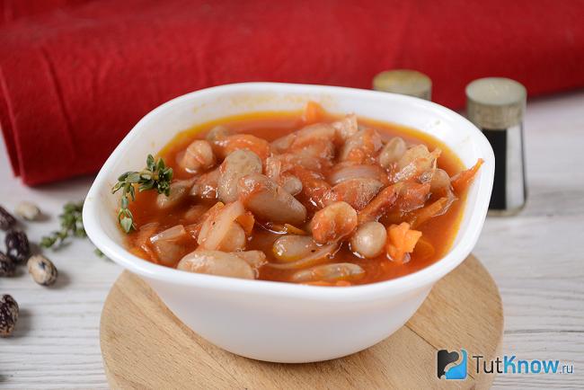 Тарелка с тушеной фасолью в томате с овощами
