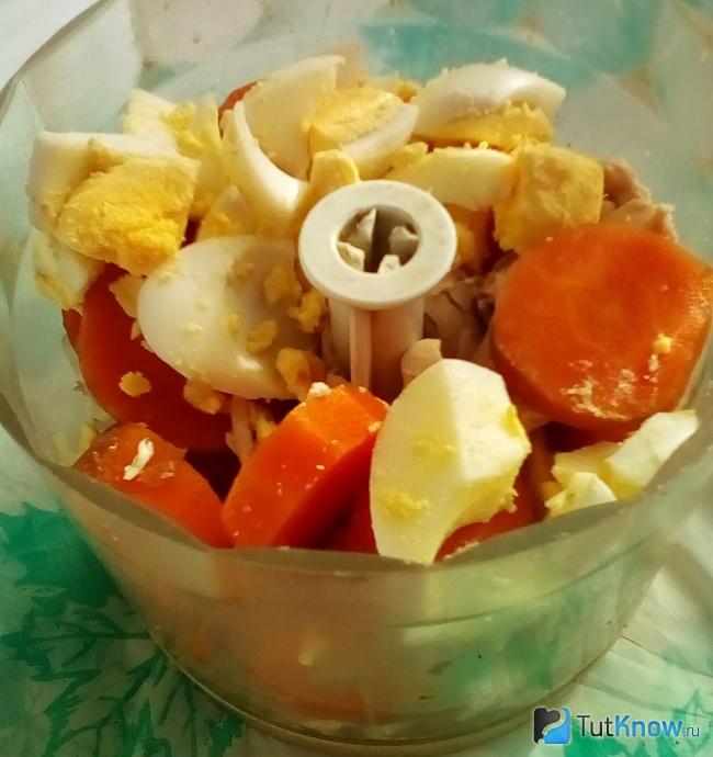 Измельчение ингредиентов для куриного паштета