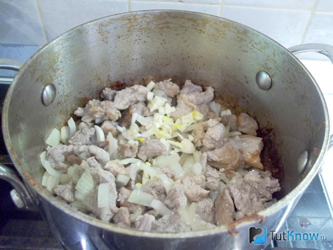 Мясо с луком обжарены до золотистости