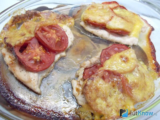 Готовые куриные отбивные с помидорами и сыром в духовке