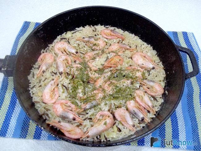 Готовый жареный рис с креветками и сладким перцем