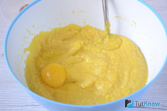 Сырое яйцо добавлено к кукурузной каше