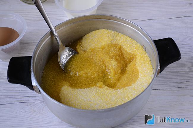 Растительное масло добавлено к кукурузной муке