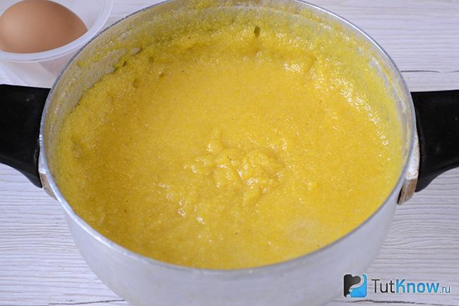 Готовая кукурузная каша в миске
