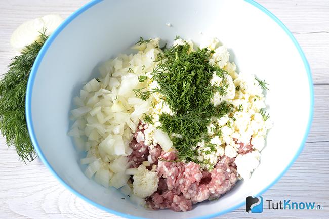Зелень добавлена в миску с творогом и фаршем