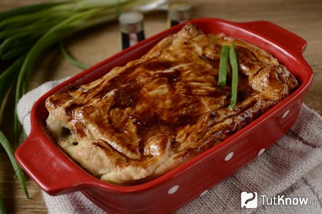 Мясной пирог из слоеного теста с фаршем и творогом готов