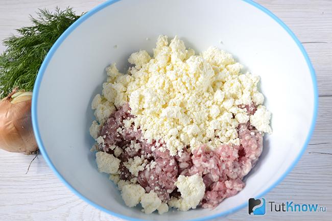 Творог и мясной фарш в глубокой миске