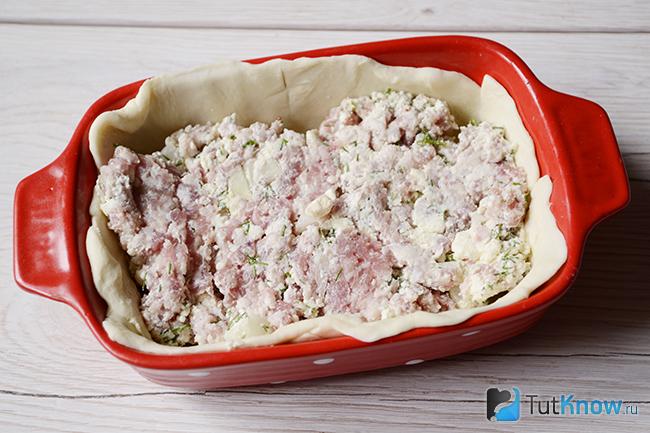 Начинка добавлена в форму для выпечки