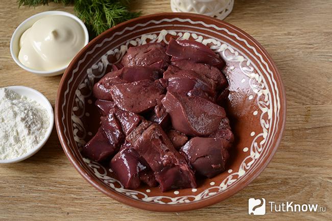 Кусочки печени в тарелке