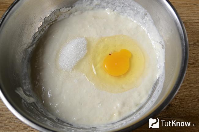Яйцо добавлено в миску с ингредиентами