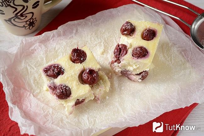 Два куска творожной запеканки с вишней и манкой на салфетке
