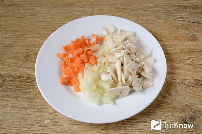 Нарезанные лук, морковь и шампиньоны