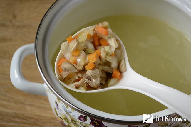 Зажарка из моркови, лука и грибов добавляется к бульону