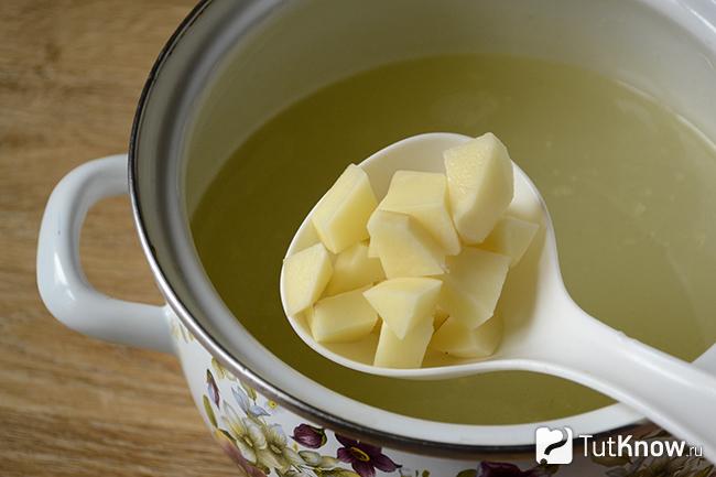 Нарезанный картофель добавляется в бульон