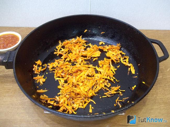 Морковь тушится в сковороде до золотистого цвета
