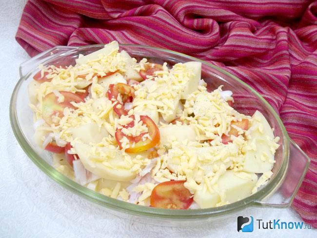 Картофель с салом, помидорами и сыром отправлен запекаться в духовку