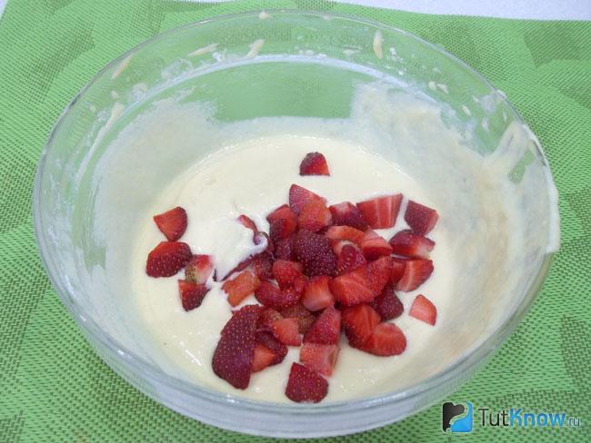 маффины с клубникой замороженной рецепт с фото. 1523469371 9. маффины с клубникой замороженной рецепт с фото фото. маффины с клубникой замороженной рецепт с фото-1523469371 9. картинка маффины с клубникой замороженной рецепт с фото. картинка 1523469371 9. Маффины с клубникой по-британски получаются воздушными с необыкновенным ароматом ягод. Это сладкий кекс с любимыми компонентами, его выпекают на праздники, завтрак или перекус. В кулинарии такая выпечка набирает все большее число поклонников из разных стран.
