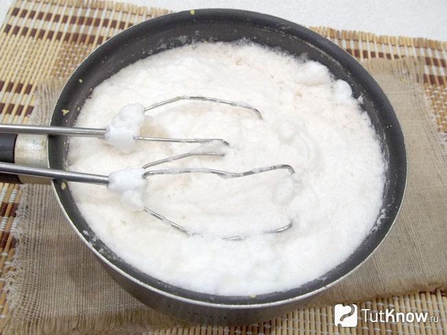 Белки аккуратно перемешаны со сливками