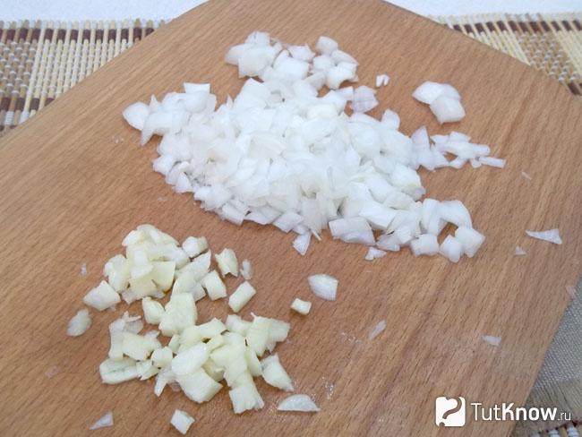 Лук и чеснок мелко нашинкованы