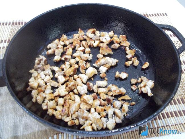 Мясо обжарено в сковороде до золотистости