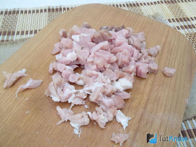 Мясо нарезано мелкими кусочками