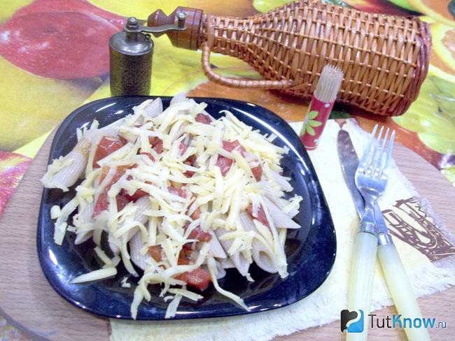 Готовые макароны с помидорами и сыром