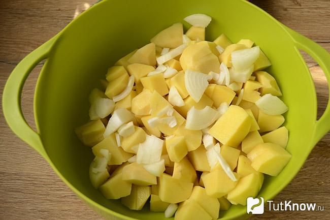 Нарезанная картошка и лук в миске