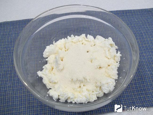 Творог соединен с манной крупой, сахаром и солью