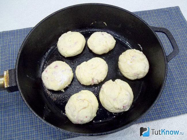 Сформированы творожники с манкой и клубникой и отправлены жариться в сковороду